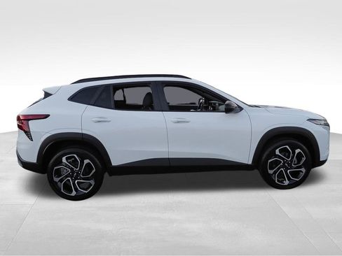 Certified 2025 Chevrolet Trax RS w/ Sunroof Package image 9