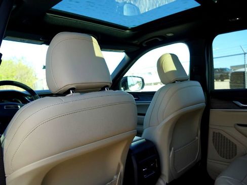 New 2025 Jeep Grand Cherokee Limited image 33