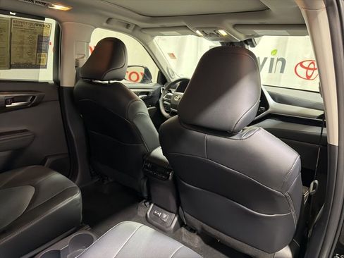 Used 2026 Toyota Highlander Platinum AWD/4WD image 16