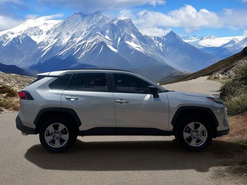 Used 2023 Toyota RAV4 LE AWD/4WD image 6
