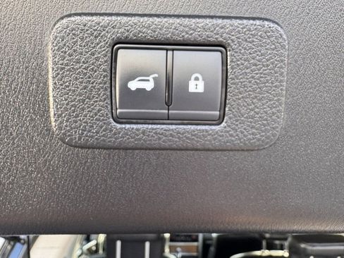 Used 2024 Nissan Armada SL w/ Captain's Chairs Package image 17