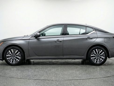 Used 2025 Nissan Altima 2.5 SV FWD image 5