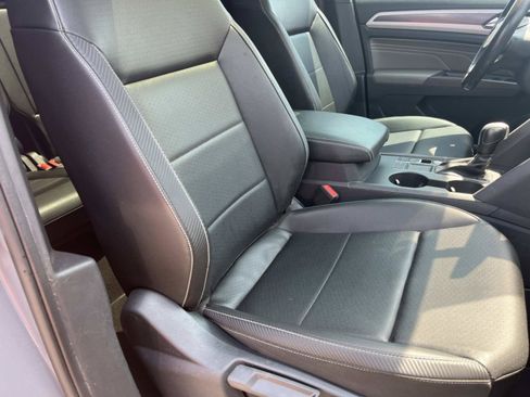 Used 2021 Volkswagen Atlas Cross Sport SE w/ Panoramic Sunroof Package FWD image 25