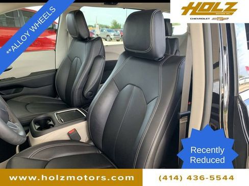 Used 2024 Chrysler Pacifica Touring-L image 12