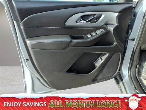 Used 2023 Chevrolet Traverse LT w/ Rear Camera Mirror Package image 16