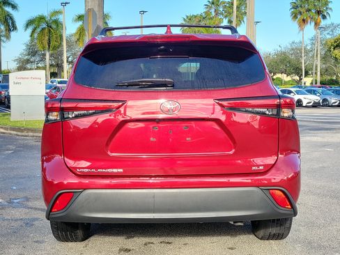 Used 2022 Toyota Highlander XLE image 5