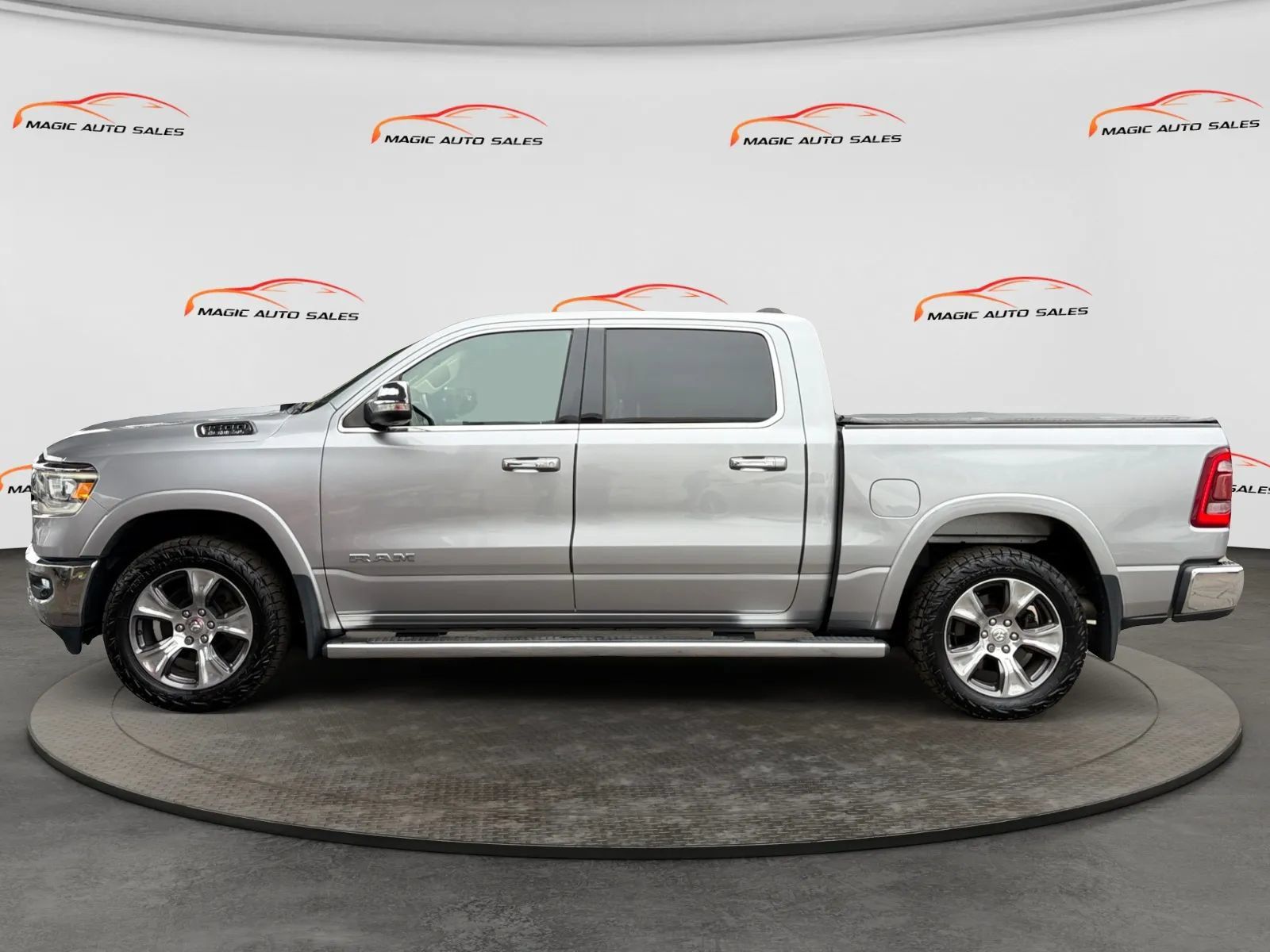 Used 2019 RAM 1500 Laramie AWD/4WD image 7