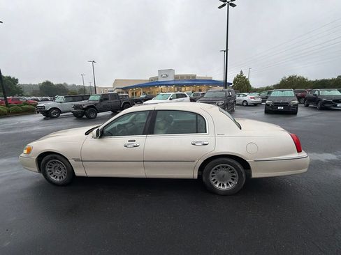 Used 2001 Lincoln Town Car Signature RWD image 17