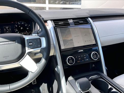Used 2025 Land Rover Discovery Dynamic SE AWD/4WD image 6