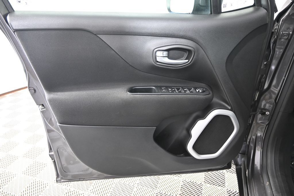 Used 2018 Jeep Renegade Latitude w/ Cold Weather Group AWD/4WD image 18