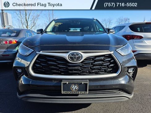 Used 2023 Toyota Highlander XLE image 2