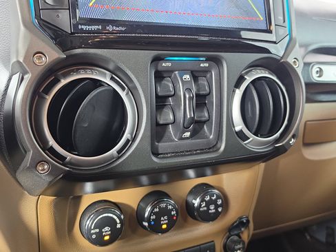 Used 2014 Jeep Wrangler Unlimited Sahara w/ Connectivity Group AWD/4WD image 25