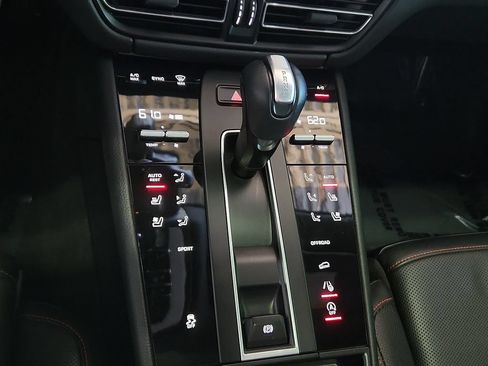 Used 2023 Porsche Macan AWD/4WD image 16
