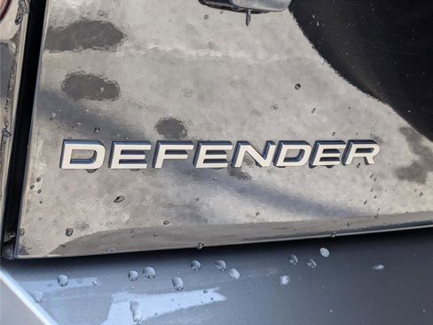 Used 2025 Land Rover Defender 110 X-Dynamic SE image 9