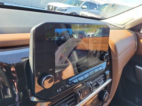 Used 2023 Nissan Pathfinder Platinum image 21