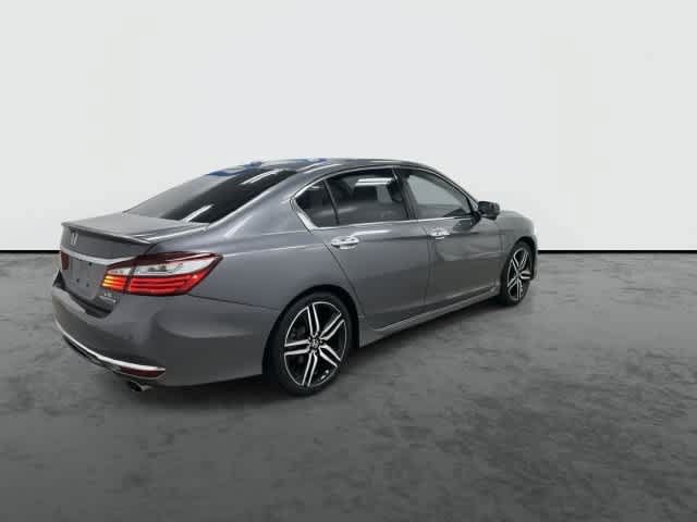 Used 2017 Honda Accord Touring image 4