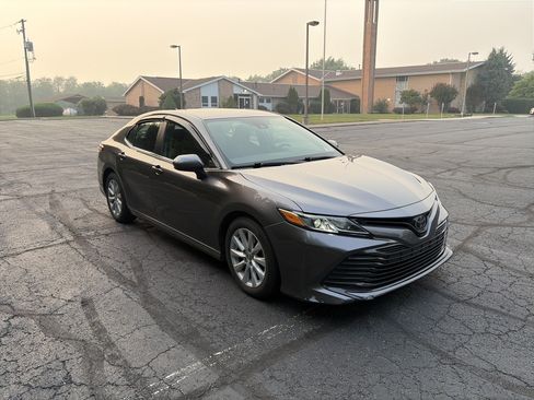 Used 2019 Toyota Camry LE FWD image 3