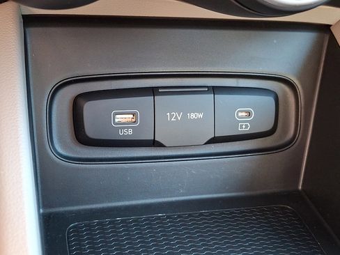 Certified 2025 Hyundai Venue SEL FWD image 24