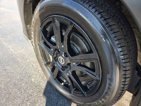 Used 2021 Nissan Kicks SR w/ Exterior Package image 11