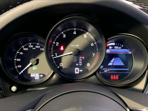 Used 2025 Porsche Macan image 29