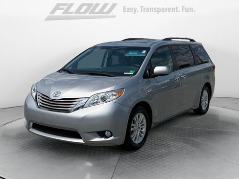 Used 2016 Toyota Sienna XLE Premium FWD image 4