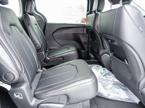 New 2026 Chrysler Pacifica Select image 10
