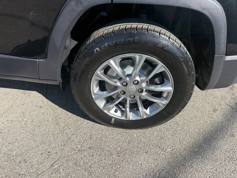 Used 2019 Jeep Cherokee Latitude Plus w/ Cold Weather Group AWD/4WD image 9