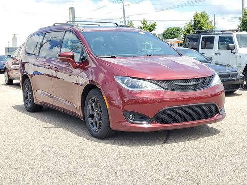 Used 2019 Chrysler Pacifica Limited w/ S Appearance Package FWD image 4