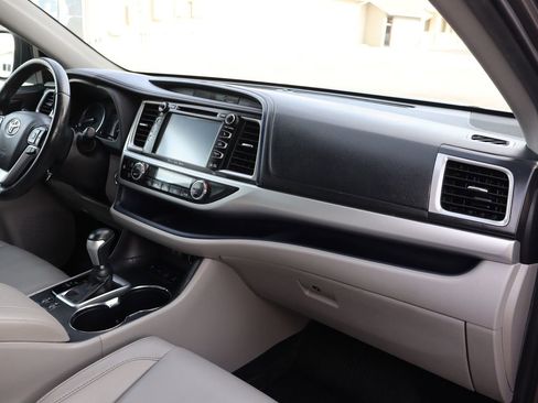 Used 2019 Toyota Highlander XLE image 26