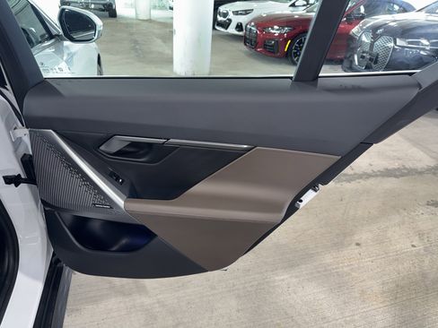 Used 2025 BMW i5 eDrive40i w/ Premium Package RWD image 11