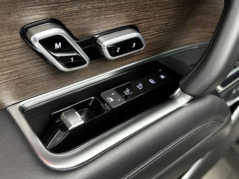 Used 2025 Land Rover Range Rover Long Wheelbase SE image 31