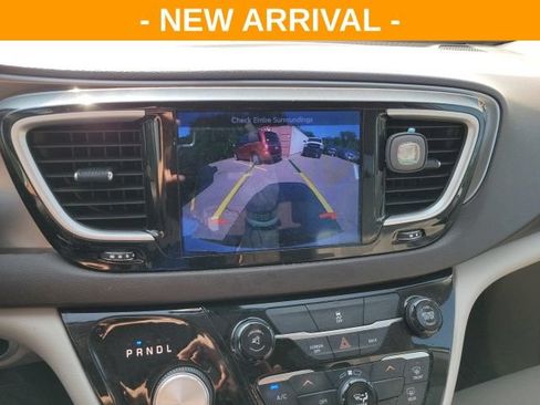 Used 2017 Chrysler Pacifica Touring FWD image 10