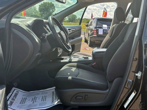 Used 2019 Nissan Pathfinder SV image 16