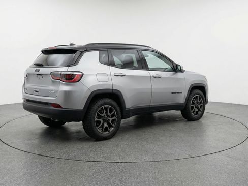 Used 2025 Jeep Compass Trailhawk AWD/4WD image 9