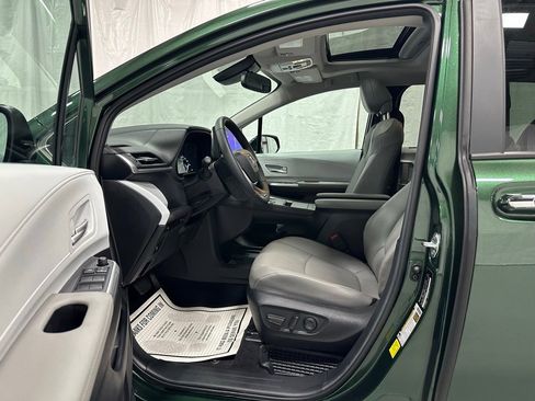 Used 2025 Toyota Sienna XLE image 10