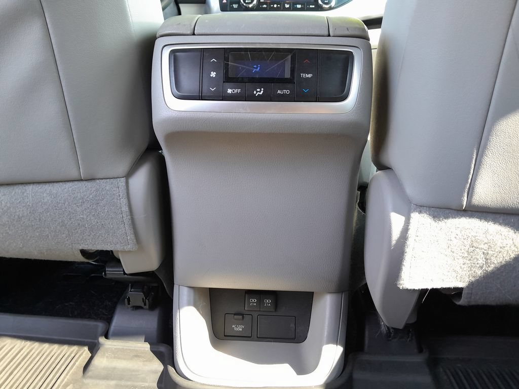 Used 2018 Toyota Highlander XLE AWD/4WD image 37