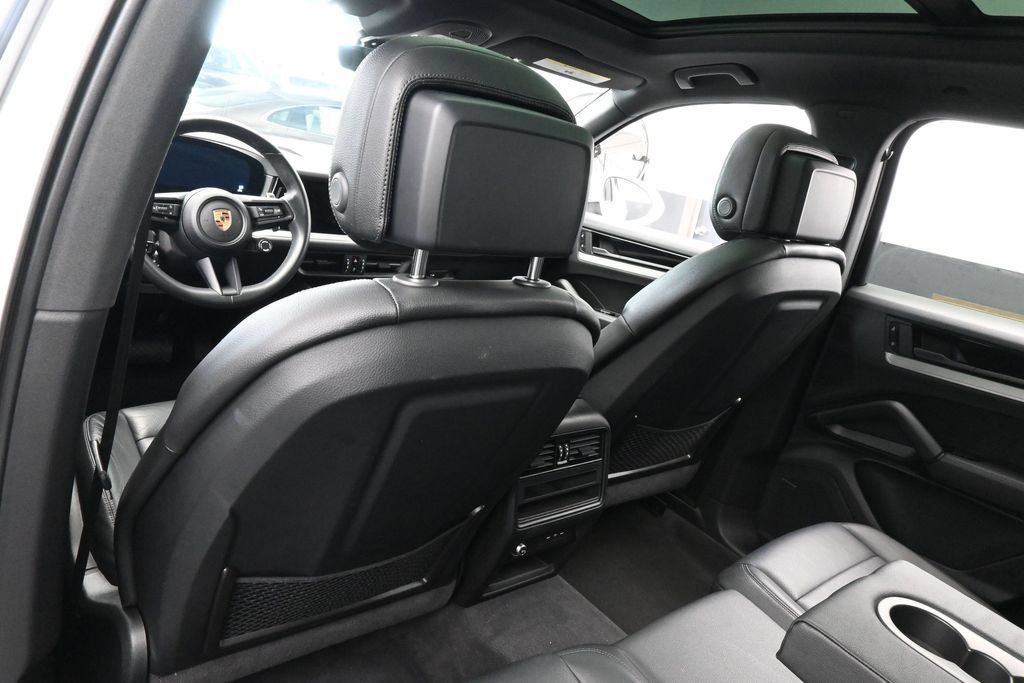 Used 2025 Porsche Cayenne AWD/4WD image 40