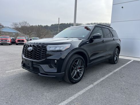 Used 2025 Ford Explorer ST-Line w/ ST-Line Street Pack image 8