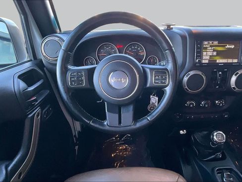 Used 2017 Jeep Wrangler Unlimited Sahara AWD/4WD image 5