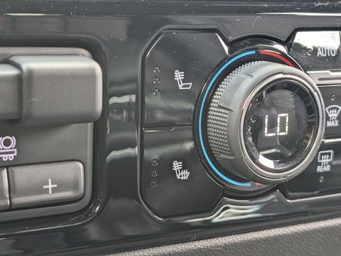 Used 2023 Chevrolet Silverado 1500 LT AWD/4WD image 34