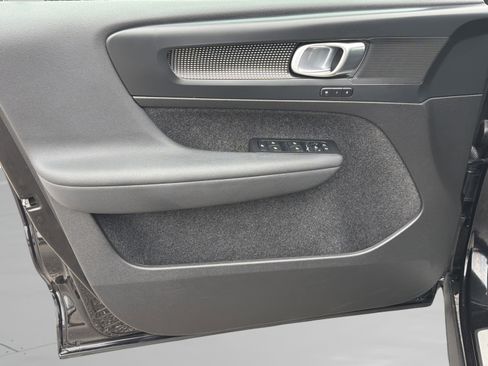 Used 2025 Volvo XC40 B5 Plus image 18