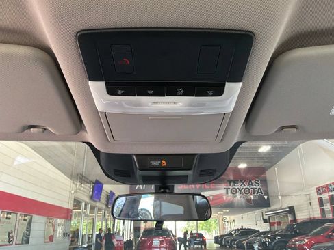 Used 2025 Nissan Rogue SV FWD image 16