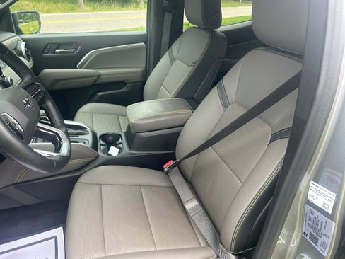 Used 2025 Chevrolet Colorado ZR2 w/ Technology Package AWD/4WD image 17