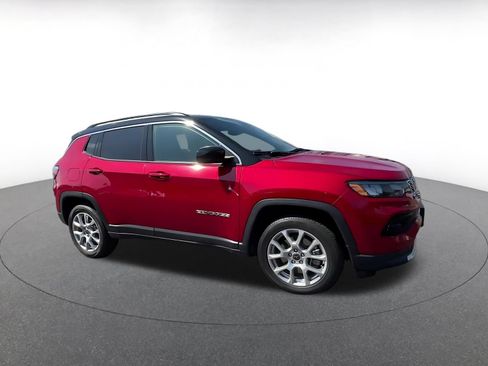 Used 2025 Jeep Compass Limited AWD/4WD image 2