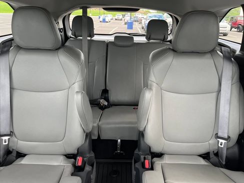 Used 2025 Toyota Sienna XLE w/ XLE Plus Package FWD image 24