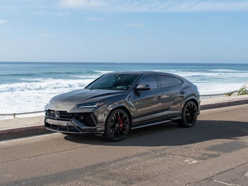 Used 2024 Lamborghini Urus S image 1