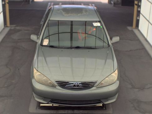 Used 2005 Toyota Camry LE FWD image 2