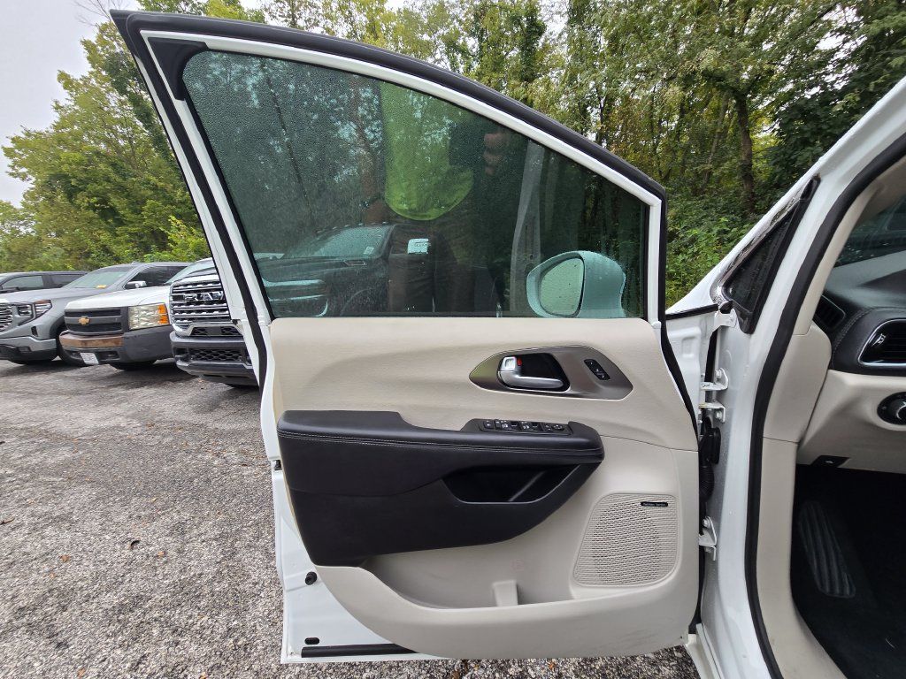 Used 2018 Chrysler Pacifica Limited w/ Advanced Safetytec Group FWD image 28
