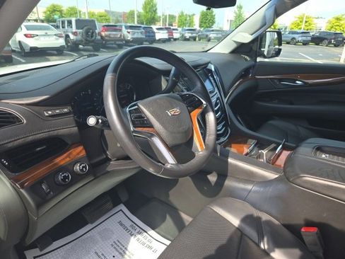 Used 2018 Cadillac Escalade Luxury image 32