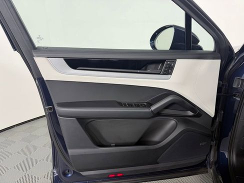 Certified 2025 Porsche Cayenne Coupe AWD/4WD image 19